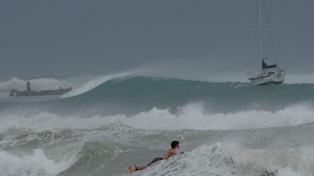 Un surfista en las olas de bahía Carlisle durante el huracán Beryl a su paso por Bridgetown, Barbados