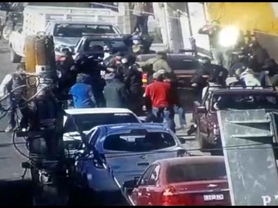 Agresión de grupo de choque ligado al PRI contra personal de Amanalco deja 28 heridos