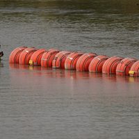Texas mueve la barrera de boyas en el río Bravo más cerca de suelo estadunidense