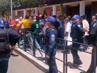Protesta en el Mercado Juárez desata riña entre locatarios y policías de la CDMX