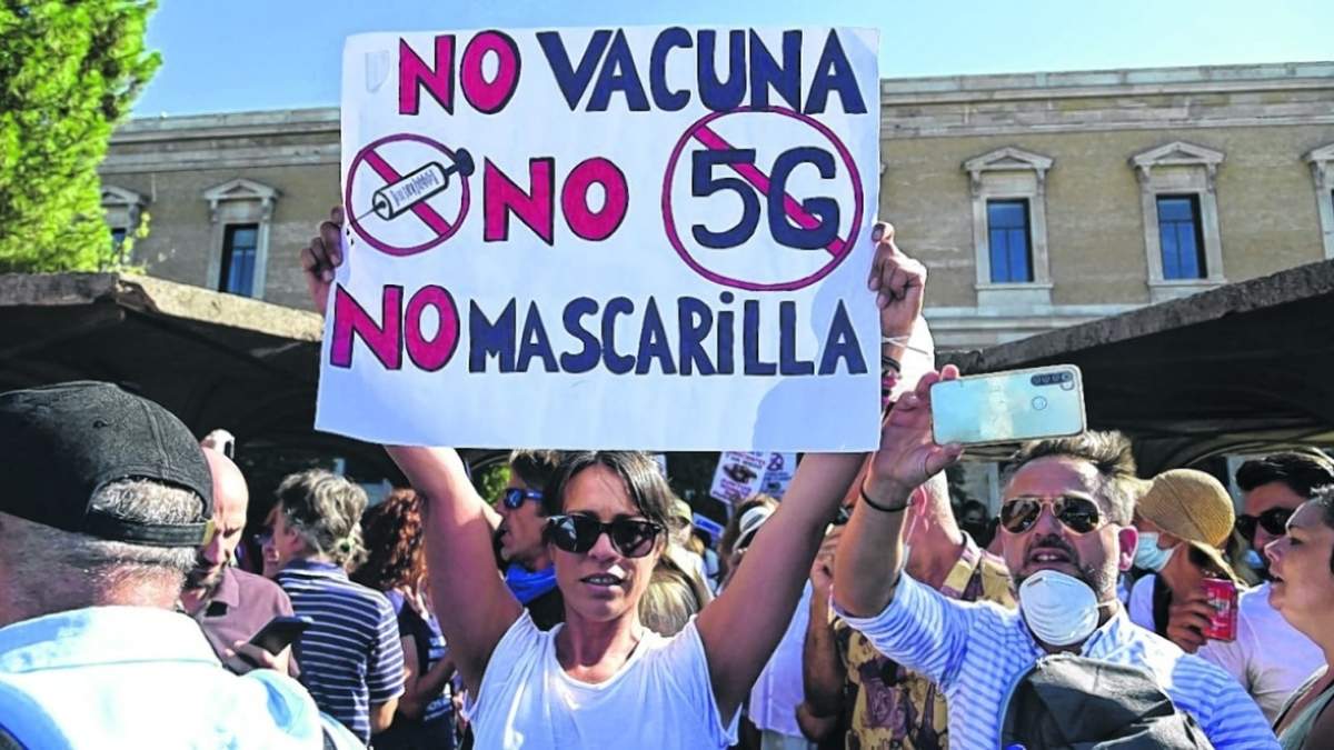 El lunes pasado, antivacunas se manifestaron frente al CAM. Fuente: (Twitter)