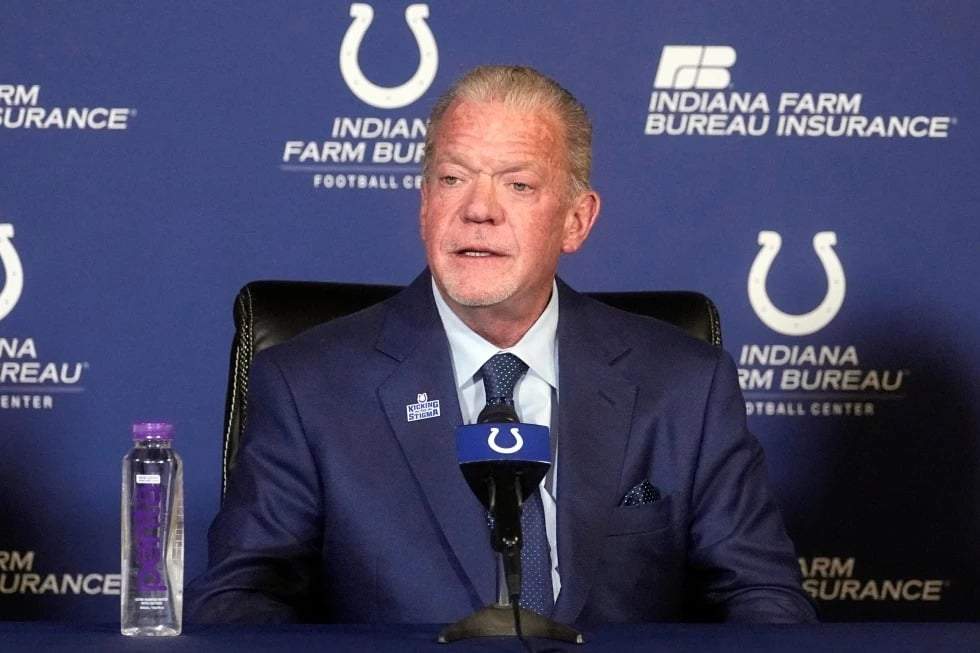 El dueño de los Indianapolis Colts, Jim Irsay, habla durante una conferencia de prensa en las instalaciones de entrenamiento del equipo de la NFL el 7 de noviembre de 2022 en Indianápolis.