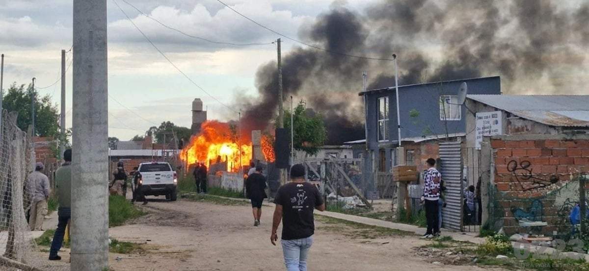 Acusaron a un menor de manosear a sus compañeras y le incendiaron la casa