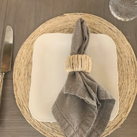 Con una tablita de madera podés hacer este servilletero estilo campo para lucir tus comidas en familia