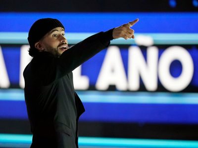 Bad Bunny y Fuerza Regida, principales finalistas de los Premios Billboard