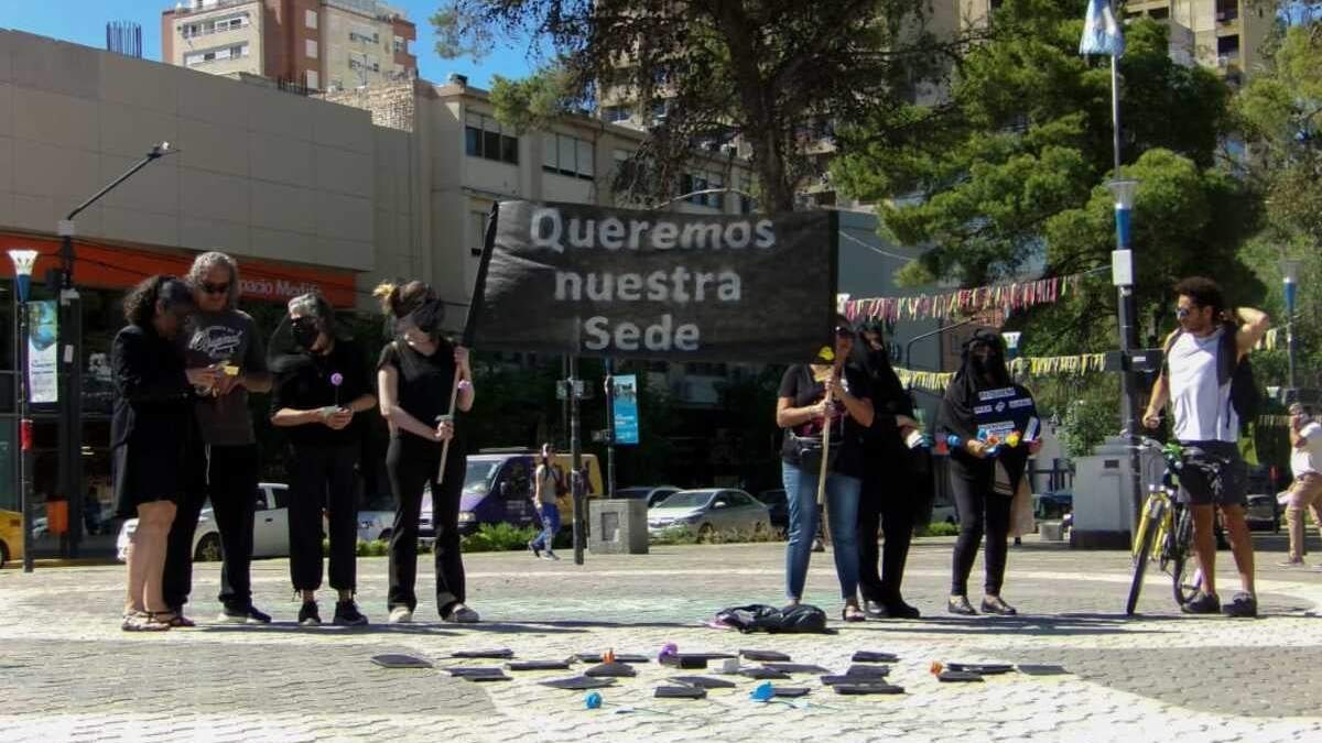 Los bibliotecarios se concentraron en el Monumento a San Martín de la ciudad de Neuquén. Fuente: (Facebook)