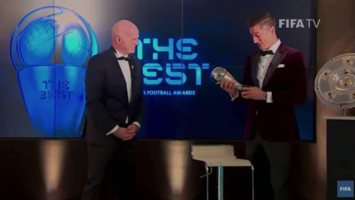 Gianni Infantino entregó el premio de mano al astro del Bayern