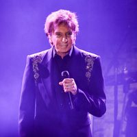 Barry Manilow se someterá a cirugía por cáncer de pulmón temprano y pospone conciertos de enero