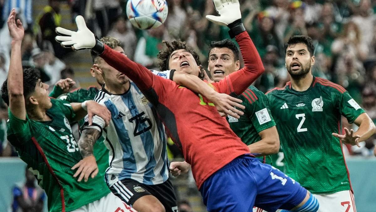 Guillermo Ochoa sale a despejar contra Argentina en el partido en Lusail, Qatar