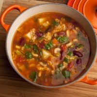 Fácil, rica y económica: la receta de sopa minestrone ideal para una cena en invierno