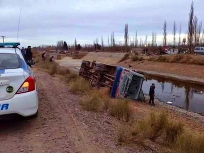 Investigan el fuerte vuelco de un micro con alumnos en Fernández Oro