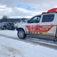 Bomberos de Villa Pehuenia salvaron a turistas chilenos atrapados por la nieve en la Ruta 13