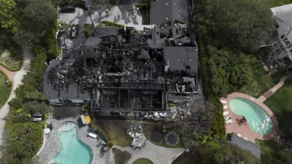 Una vista aérea de una casa dañada por un incendio que aparentemente pertenece a Cara Delevingne, el viernes 15 de marzo de 2024, en la sección Studio City de Los Ángeles