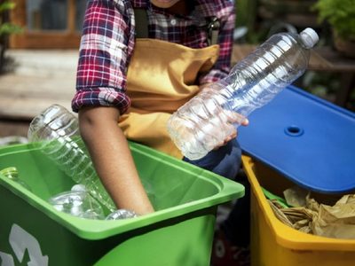 Con solo botellas plásticas: mirá esta increíble idea "low cost" para decorar tu pieza o living
