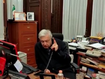 Ella es Laurita, la colaboradora de AMLO que tiene desordenado su escritorio