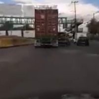 Graban cómo un tráiler arrolla al conductor de una camioneta y huye en el Edomex (Video)