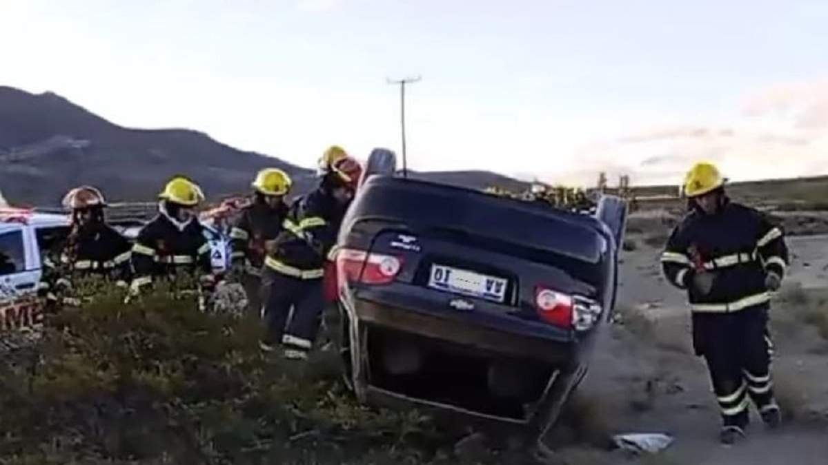 Bomberos, policías y personal de emergencias atendieron a la mujer accidentada en la ruta 40. Fuente: (Alerta Digital)