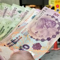 El INDEC informó una incipiente recuperación de los salarios en marzo
