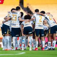 Reconocen error, pero multan a Pumas por quejarse del arbitraje en duelo ante Rayados