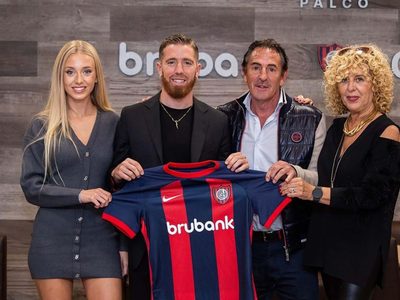 Como una hincha más: las imágenes virales de Ana Montoya, pareja de Iker Muniain, en la tribuna