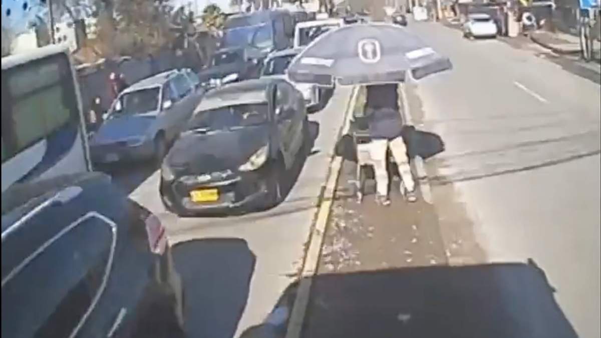 Vendedor arrollado por autobús sin control