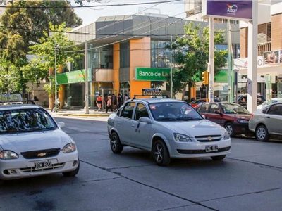 Un taxista fue agredido a golpes y pedradas por menores que protagonizaban una riña en Cipolletti
