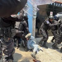 Se desata violencia por intento de desalojo en Azcapotzalco; hay tres mujeres heridas