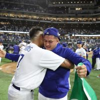 Víctor González y Julio Urías hacen historia: dan el triunfo a Dodgers en Serie Mundial