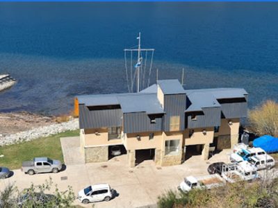 Prefectura rescató a dos kayakistas que no podían volver a la orilla por el fuerte oleaje del Lácar