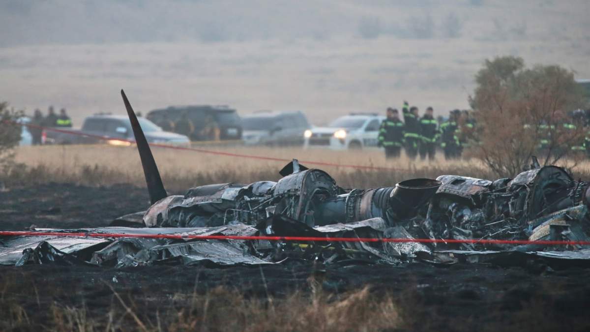 Los restos de un avión de carga de las fuerzas armadas turcas en el lugar donde se desplomó el miércoles 12 de noviembre de 2025, en la municipalidad de Sighnaghi, Georgia