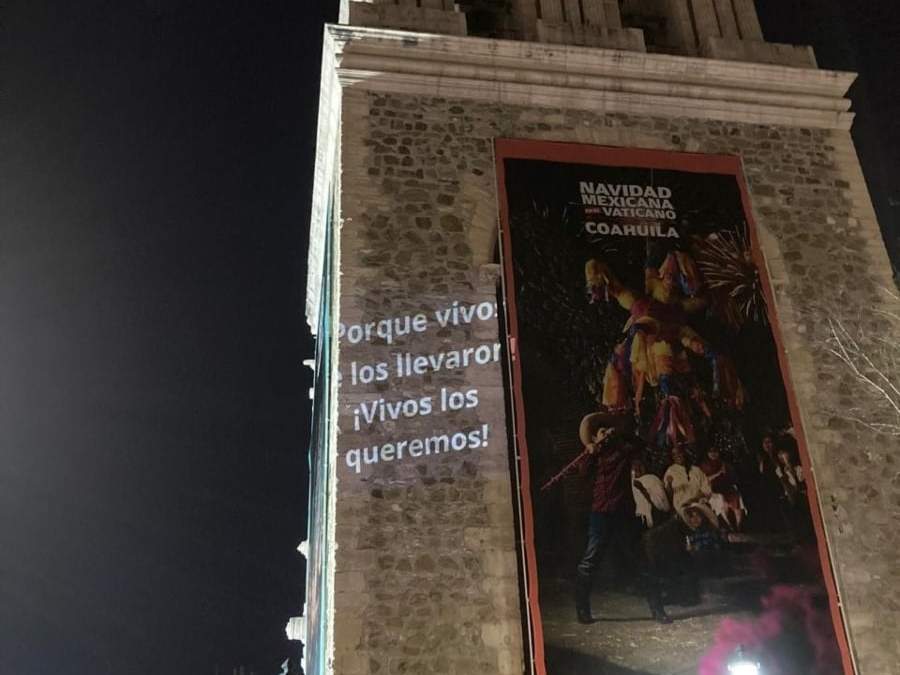 Integrantes del colectivo Fuerzas Unidas por Nuestros Desaparecidos en Coahuila se manifestaron en la Catedral de Santiago