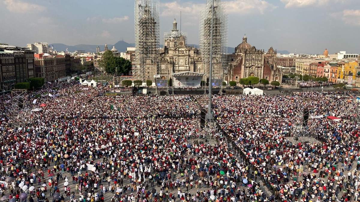AMLO en el Zócalo capitano