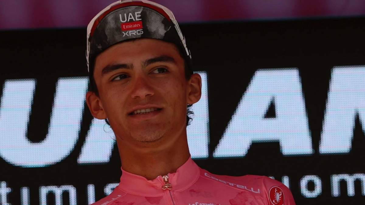 Isaac del Toro con la "Maglia Rosa" en el Giro d'Italia