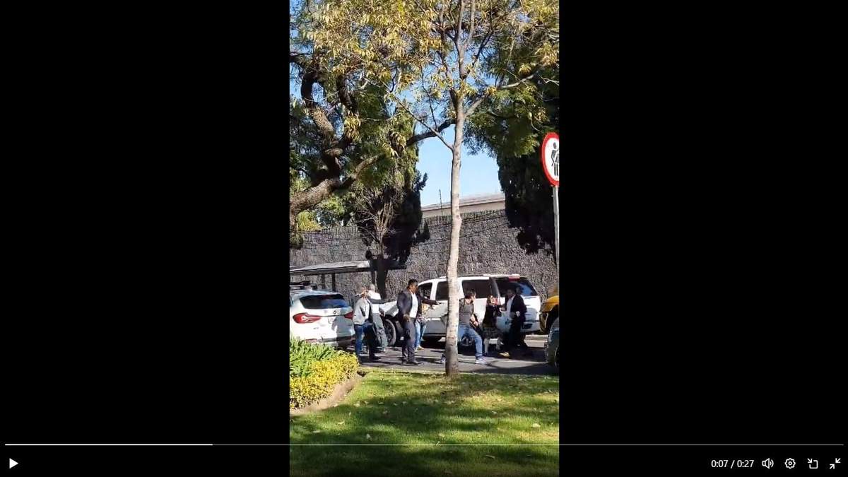 Los guardaespaldas golpearon a un conductor frente a su hija en la colonia Lomas Altas