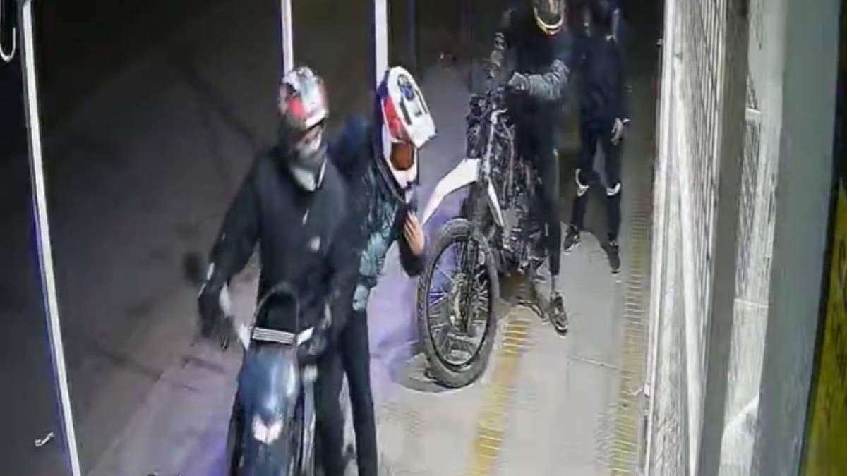 El intento de robo de motos en Centenario quedó registrado en video. Fuente: (X)