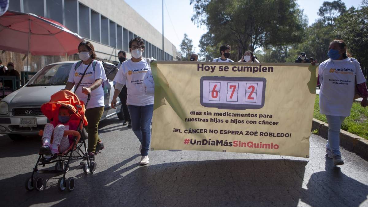 Padres de niños con cáncer que reclaman falta de medicamentos