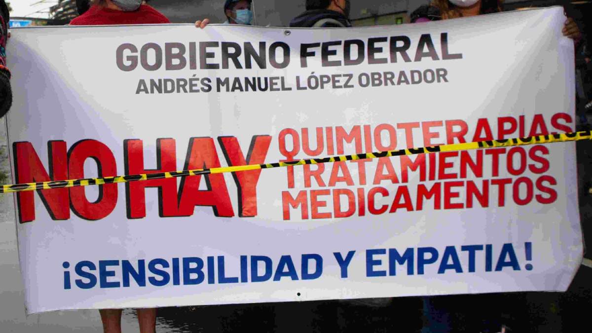 Una protesta por desabasto de medicamentos en el AICM