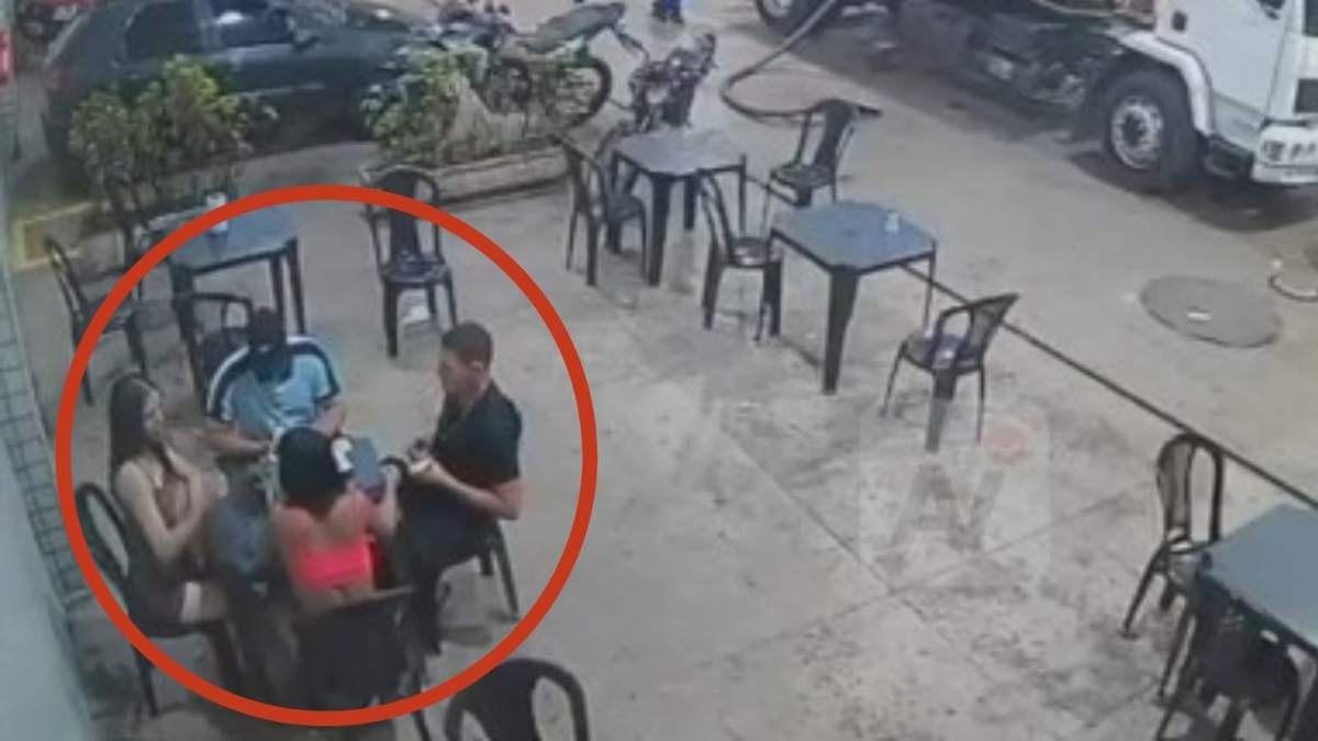 El video muestra el instante en que un cerillo encendido junto a vapores de combustible desató un incendio en una gasolinería.