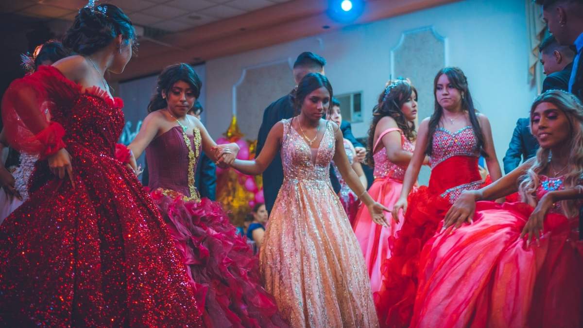 Quinceañeras en su fiesta