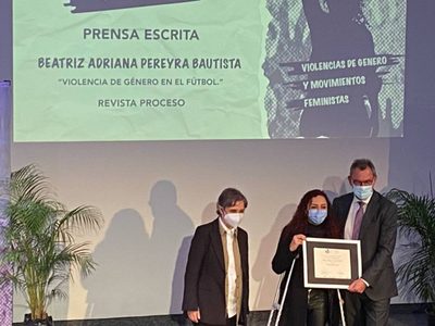 Premian a la reportera de Proceso, Beatriz Pereyra, por trabajo sobre violencia de género en futbol