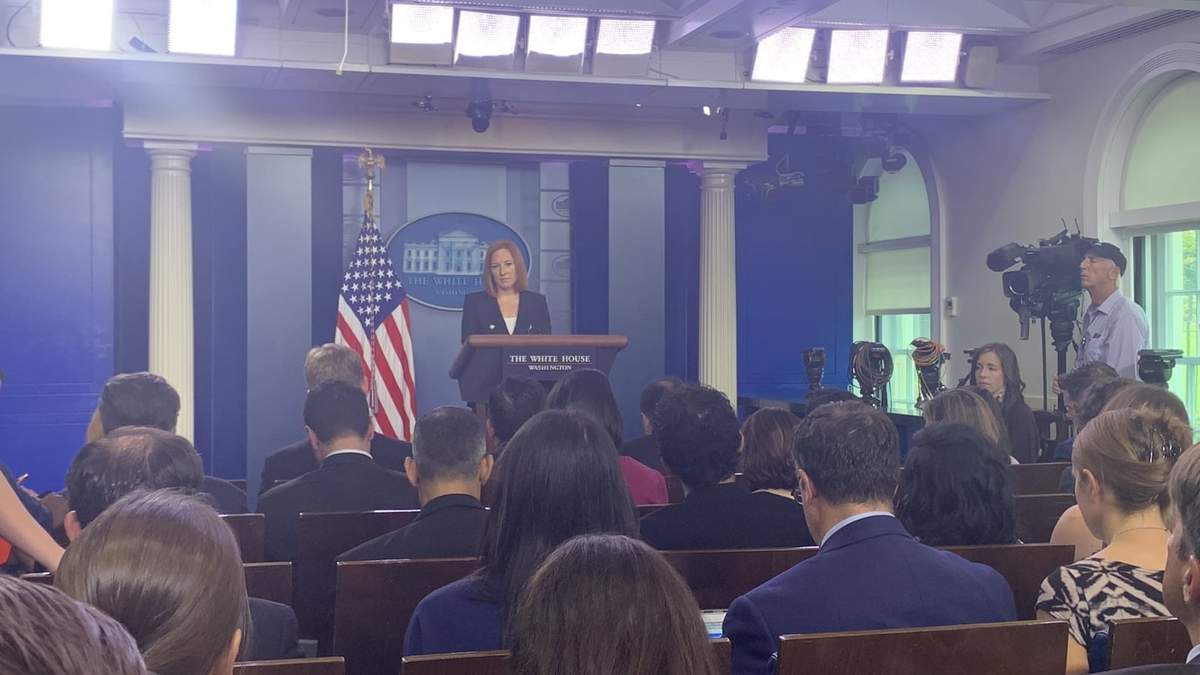 Jen Psaki la vocera del presidente Joe Biden durante el anuncio del contagio