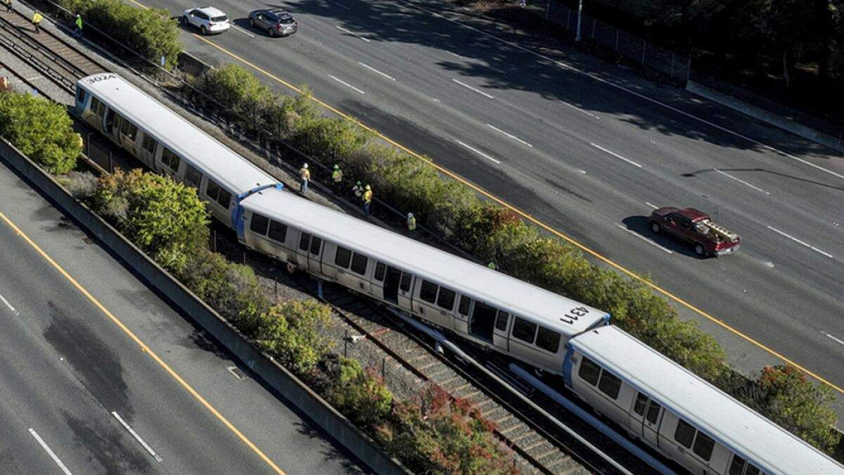 Cuadrillas trabajan cerca de vagones descarrilados del sistema BART en las vías entre las estaciones de Orinda y Lafayette, el lunes 1 de enero de 2024, en Orinda, California