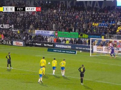 Santiago Giménez hace el “oso” al cobrar un penalti a lo Panenka (Video)