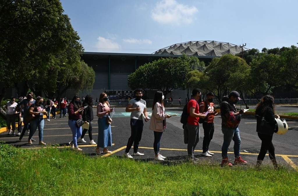 Jóvenes de entre 18 y 29 años acuden al Palacio de los Deportes para ser vacunados