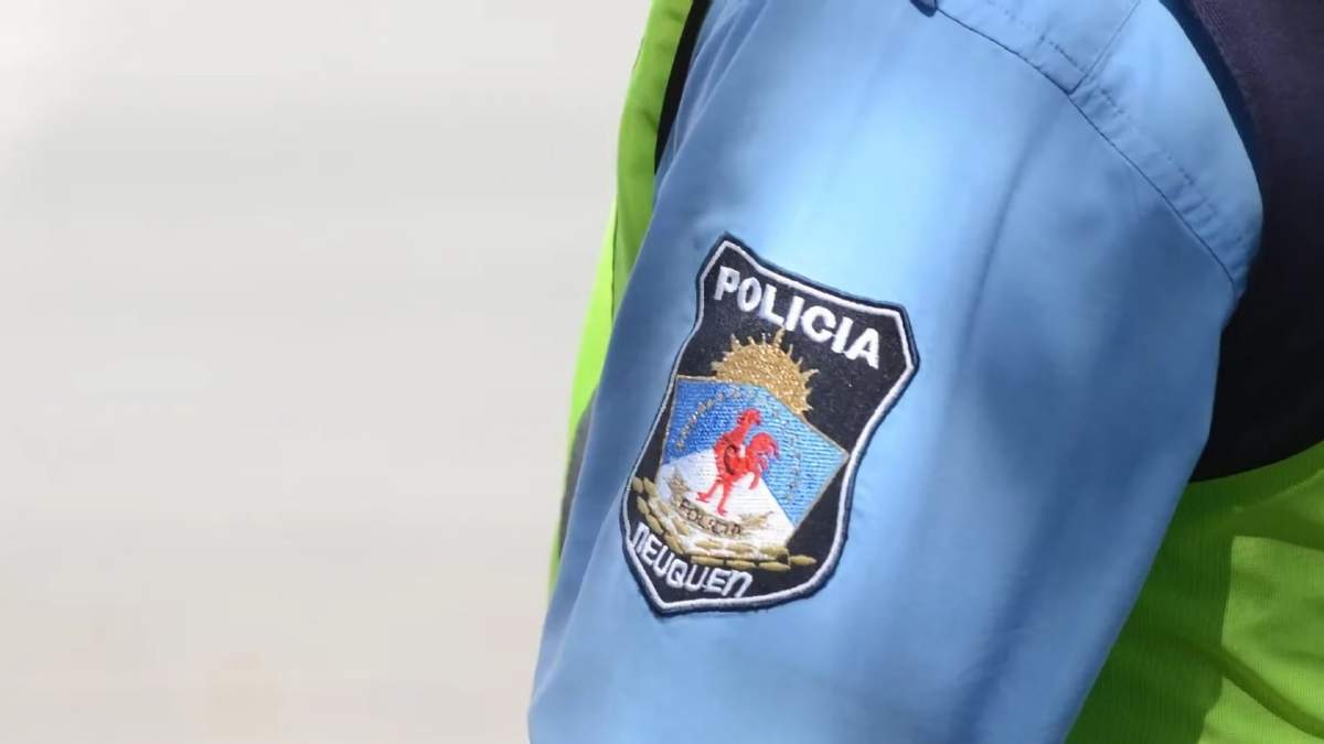 Policía en Junín de los Andes. Fuente: (Twitter)