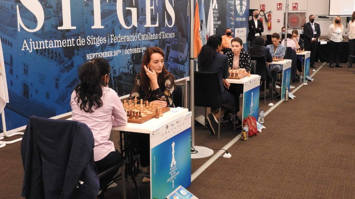 Un grupo de personas jugando ajedrez