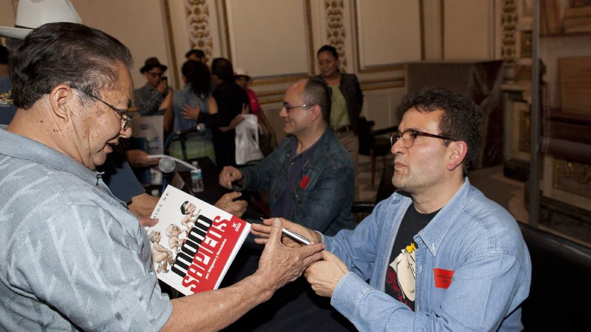Helguera durante la presentación del libro: Los Sexenios de MonoSapiens.