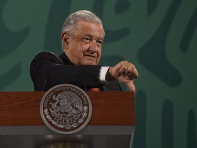 Políticas económicas de AMLO "seguirán siendo un lastre para la inversión": Fitch