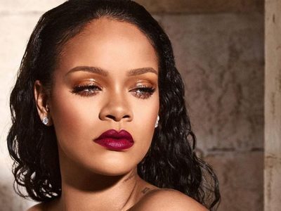 ¡No hay otra igual! Rihanna luce deslumbrante en una noche de lluvia. ¡Wow, mirá el video!