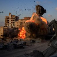 Israel lanzó nuevos ataques contra Gaza y suspendió la ayuda humanitaria